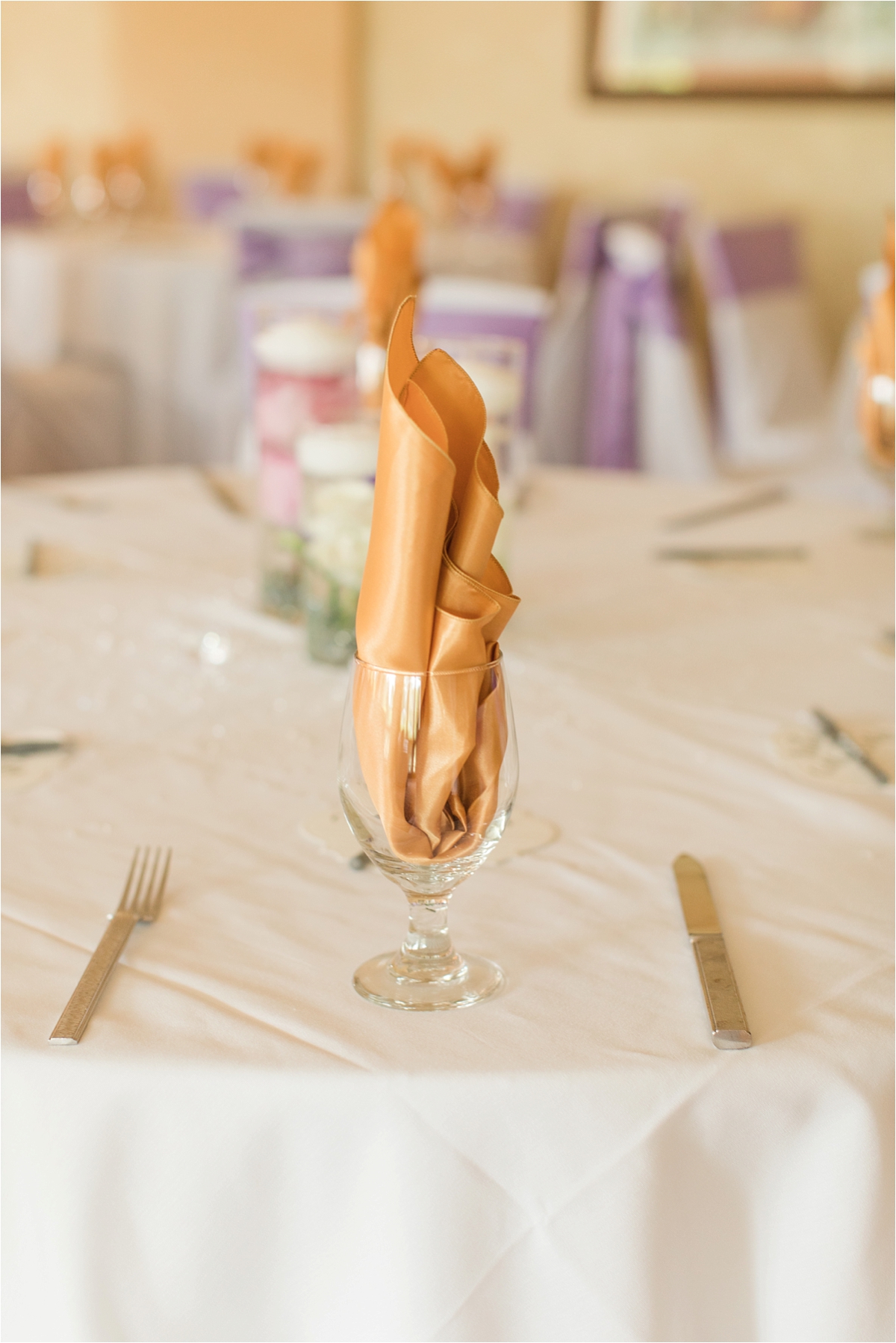 wedding-reception-bronze-napkins-champagne-lavender-place-settings