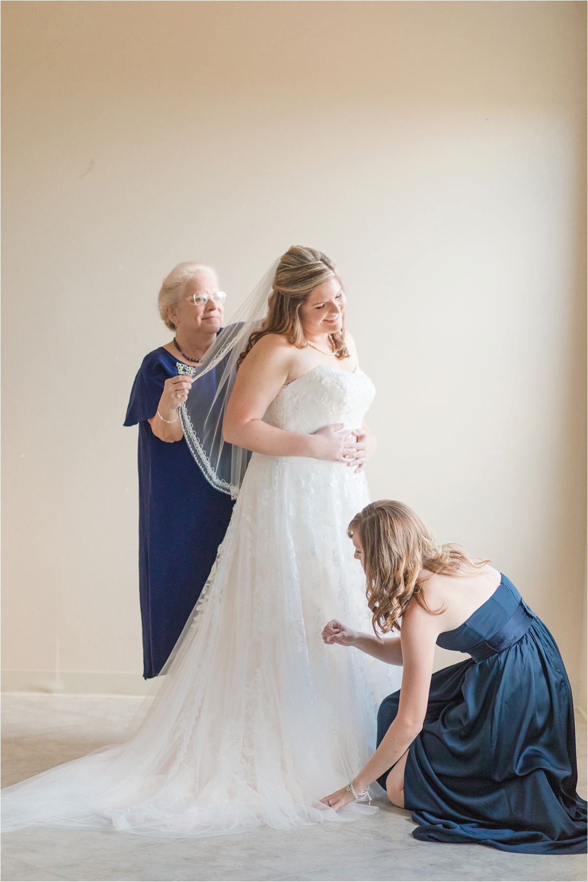 wedding-day-precious-moments-bride-sister-mother-getting-ready