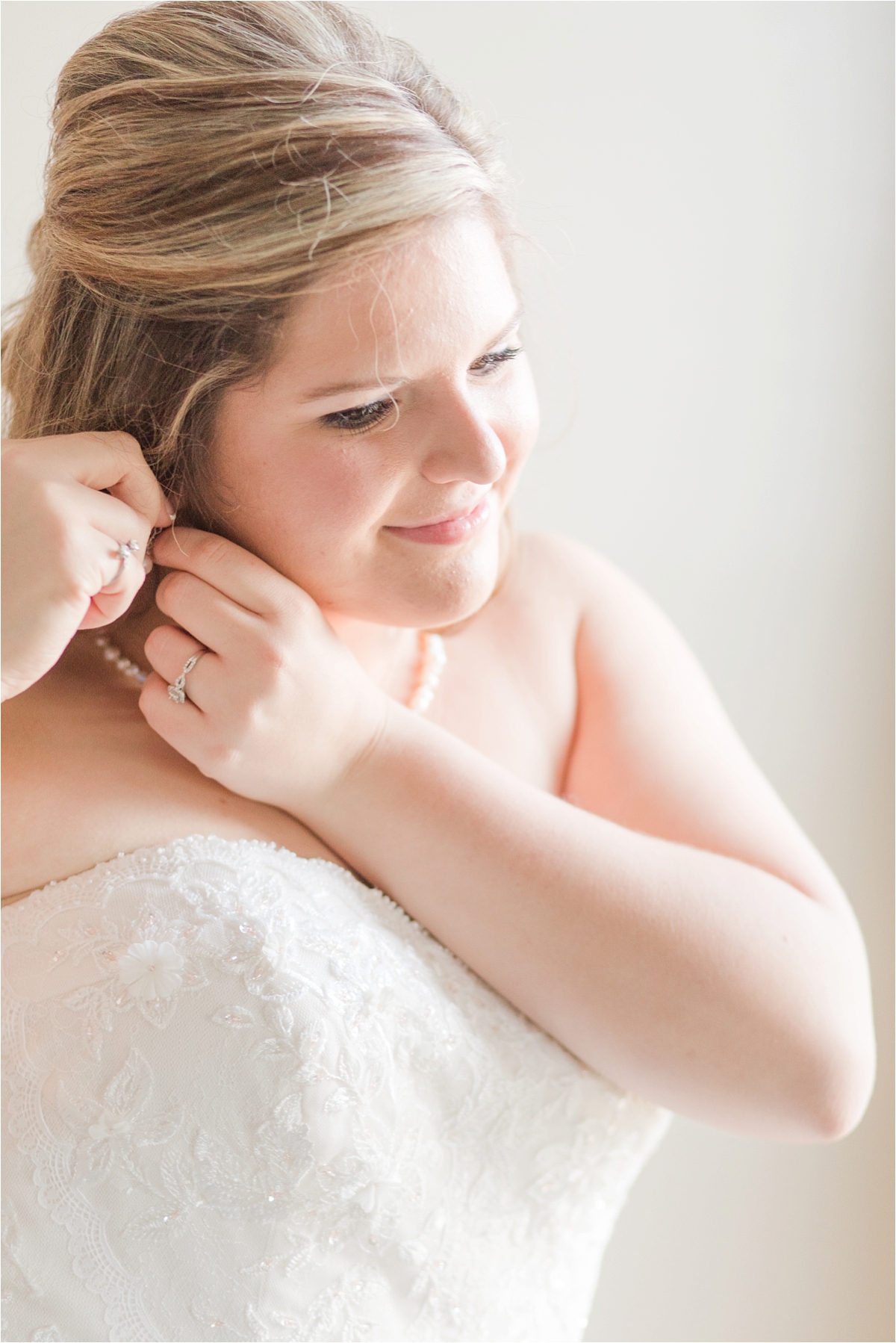 bridal-portraits-photos-bride-alabama-wedding-photographer-putting-jewelry