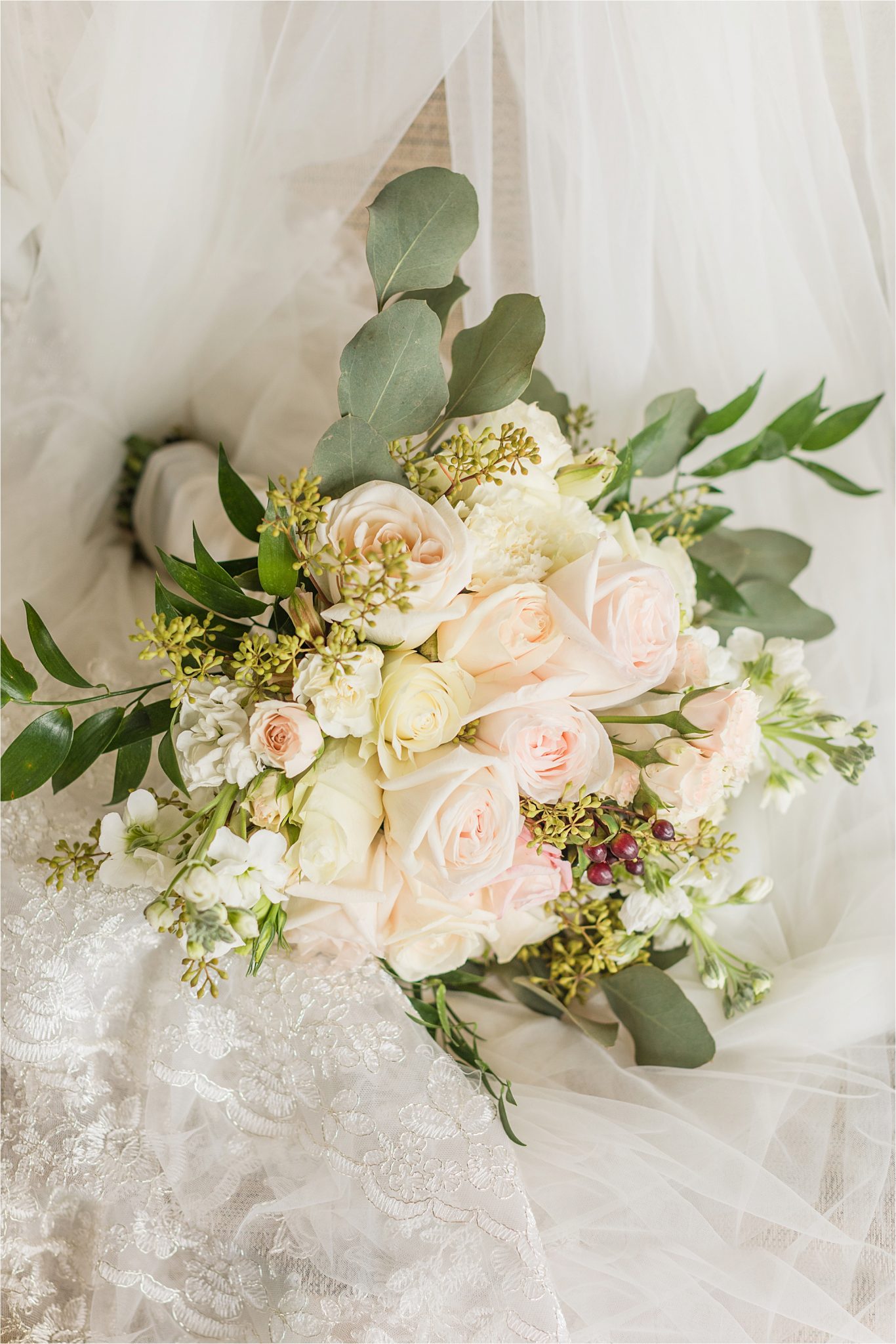 Wedding details-bouquet-Wedding florals-white-pink-roses