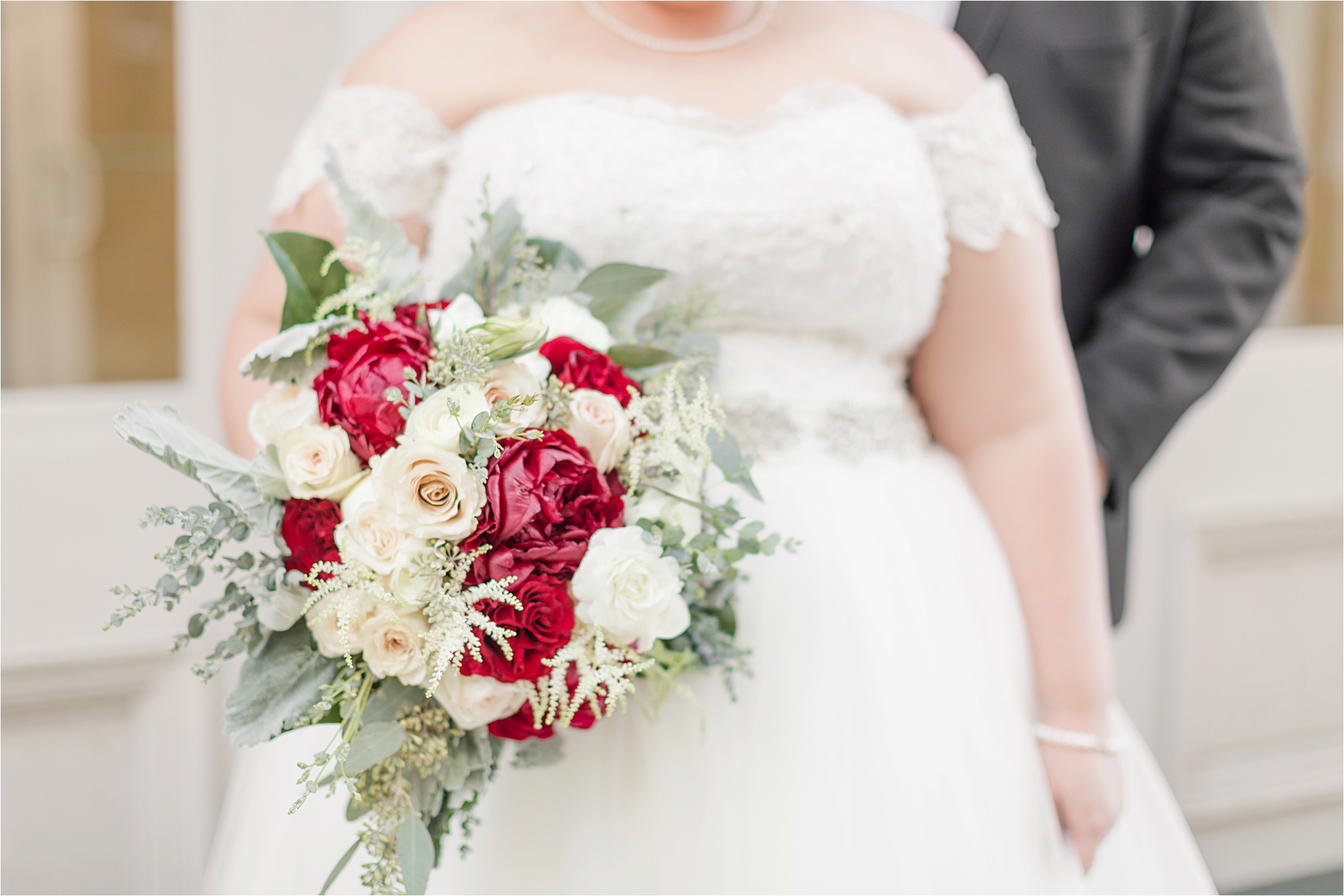 christmas-wedding-bouquet-red-roses-white
