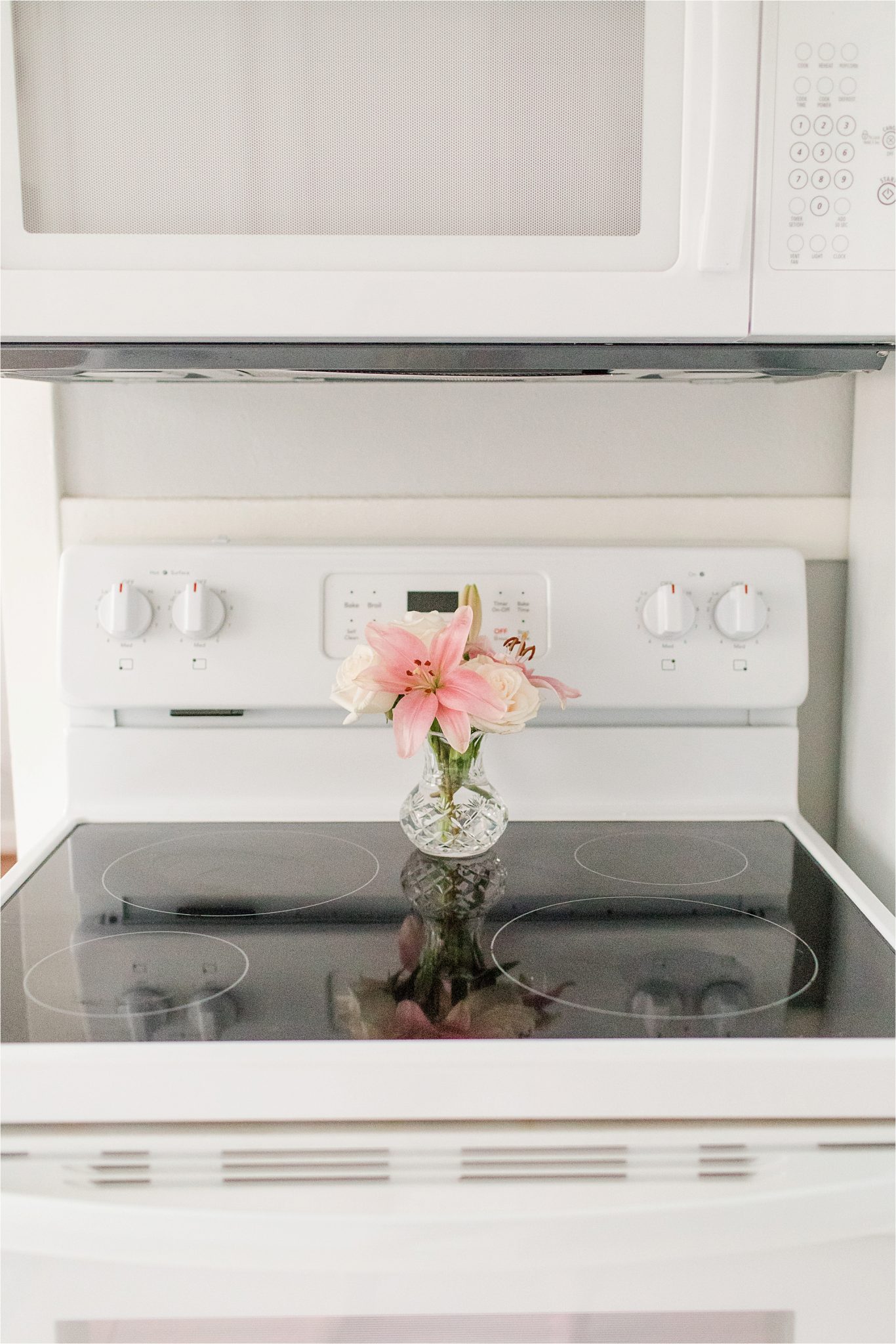 kitchen-decorating-decor-white-fresh-flowers-oven-microwave