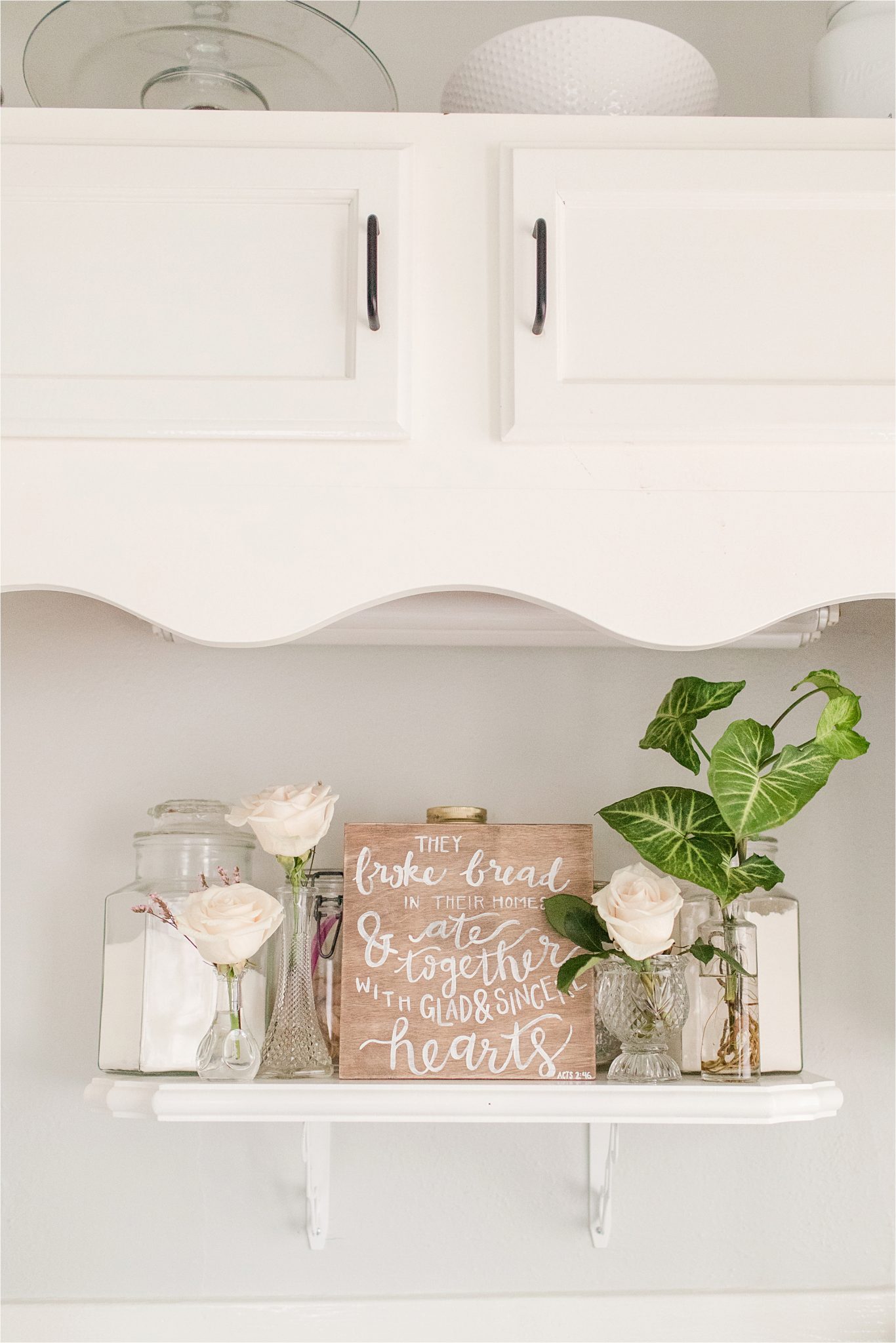 house to home-details-decorating-ideas-simple-flowers-fresh-family-signs-decor-white