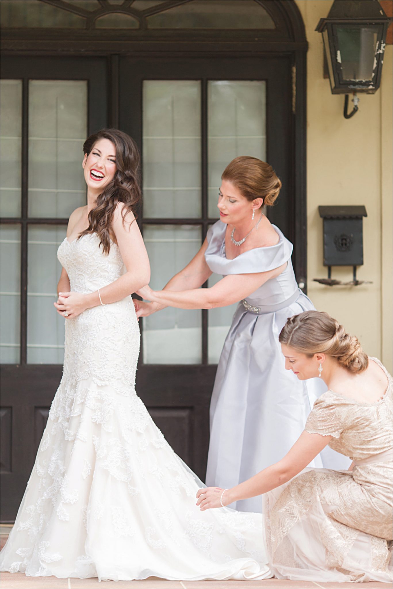 wedding day-wedding photographer-mother-daughter-sister-maid of honor-bride-mother of the bride