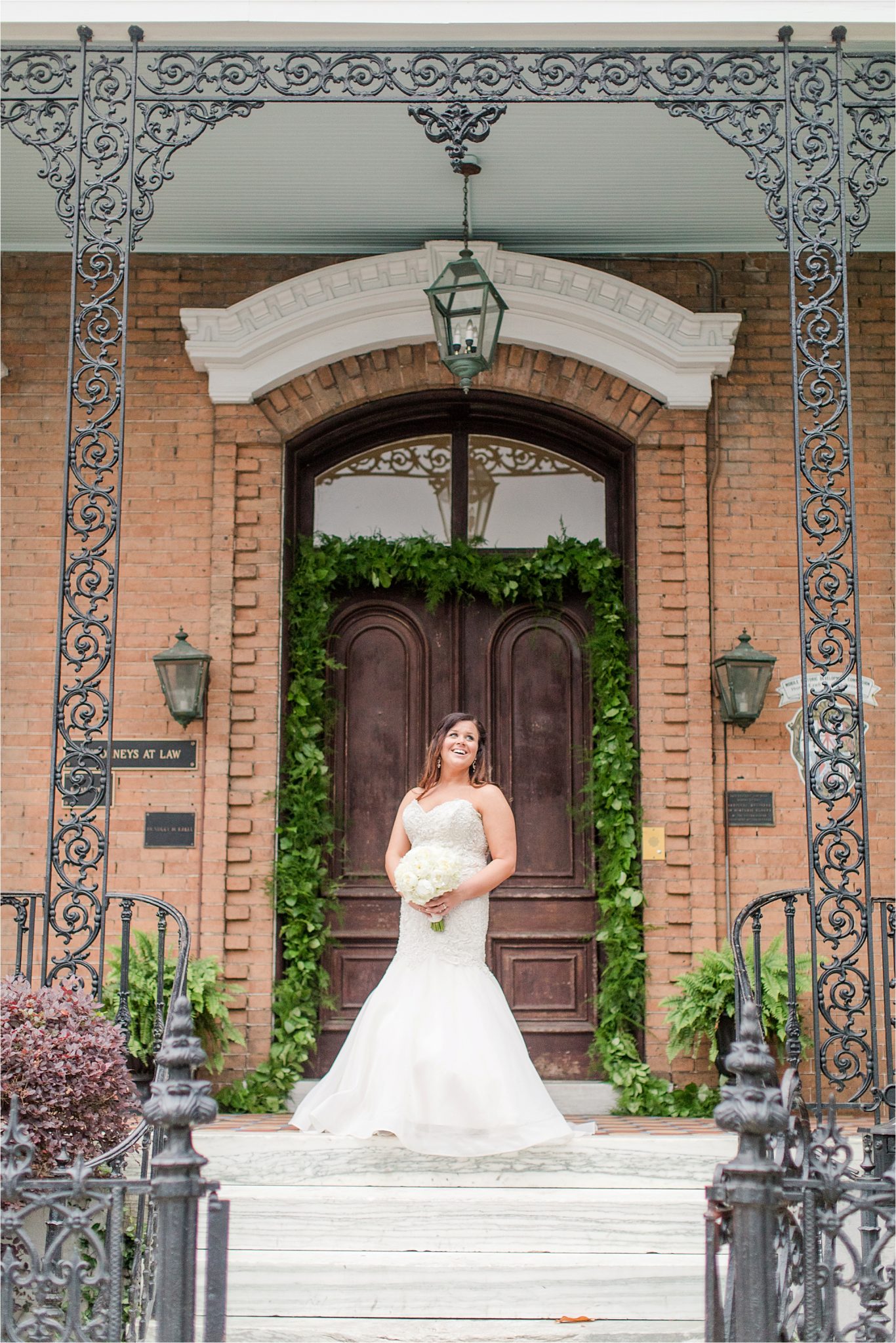 mermaid cut dress-white roses-wedding day photos-bridal photos