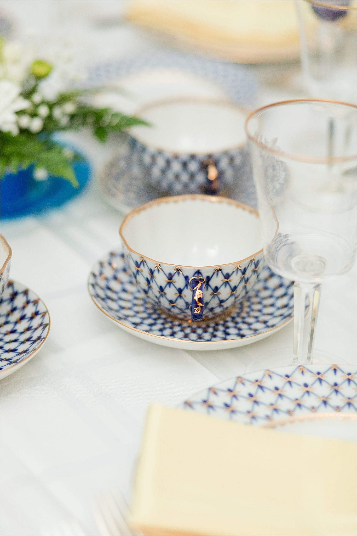 wedding china-formal place setting-navy blue china with rose gold detail-gold detail on rim-diamond patterned wedding china