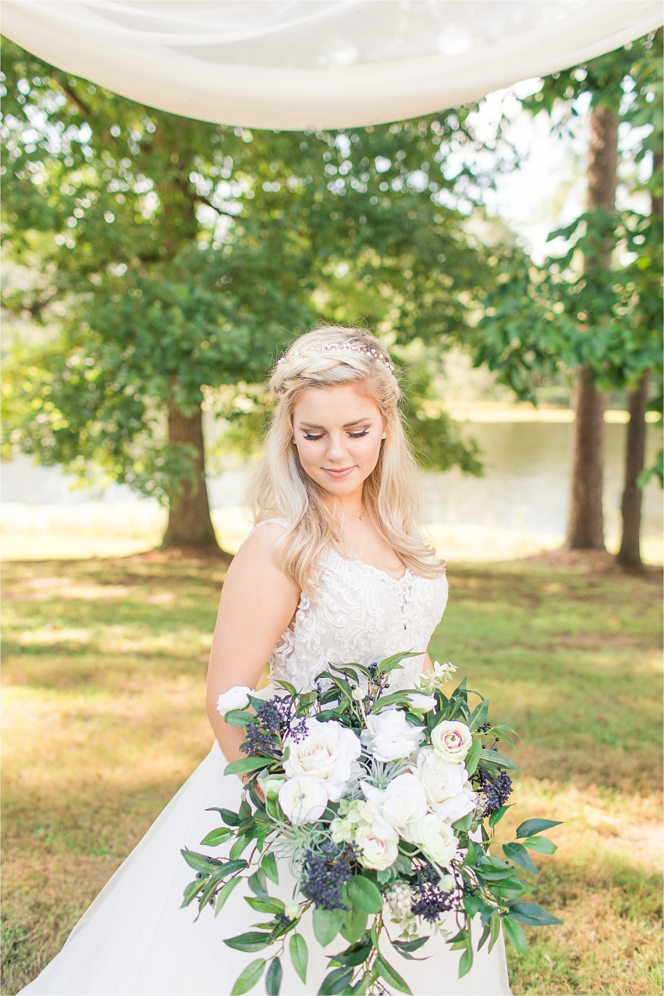 bridal-photos-portraits-pearl-hair-crown-navy-blue-flower-bouqet