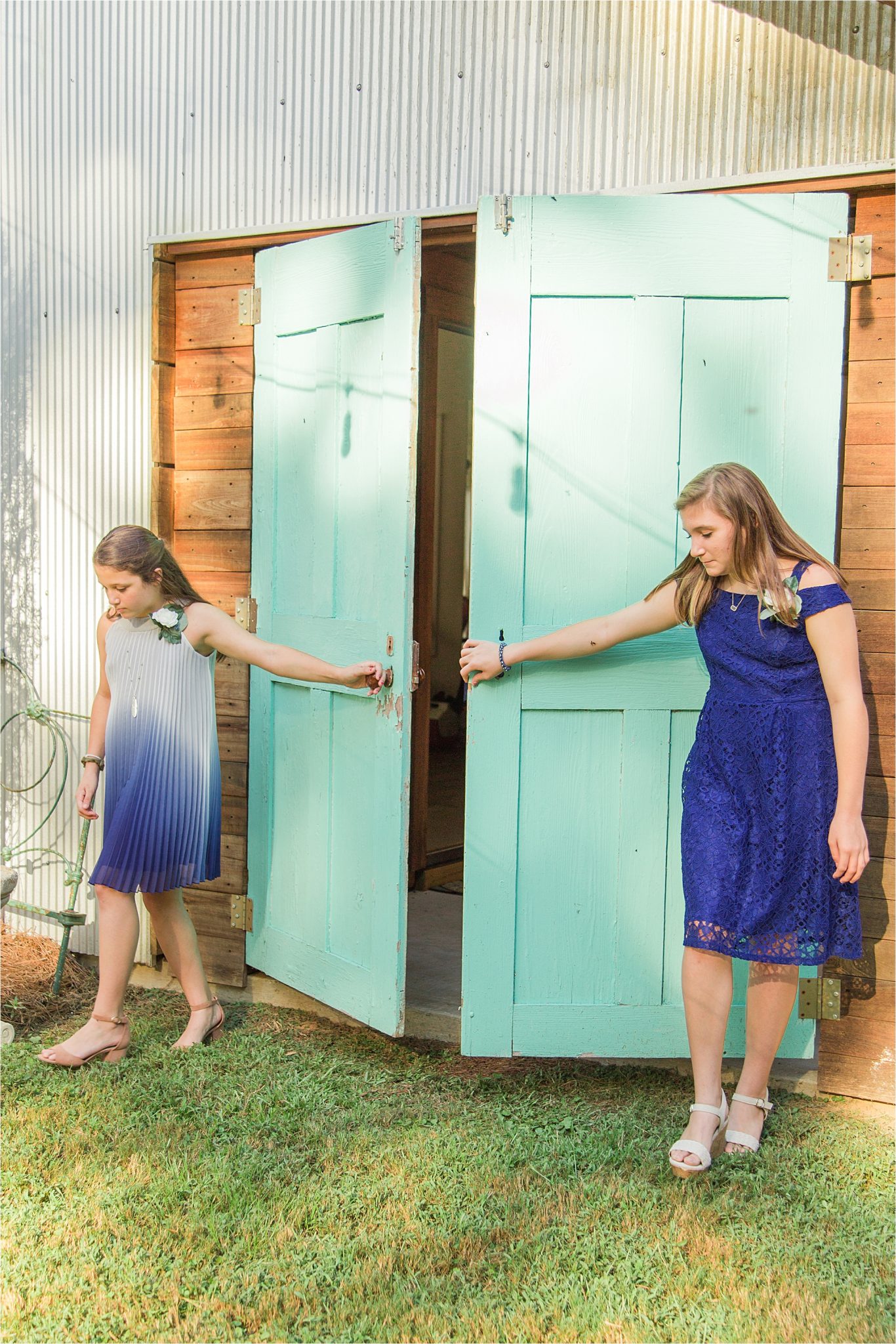 bridal-entrance-special-wedding-ceremony-blue-wedding-barn-doors