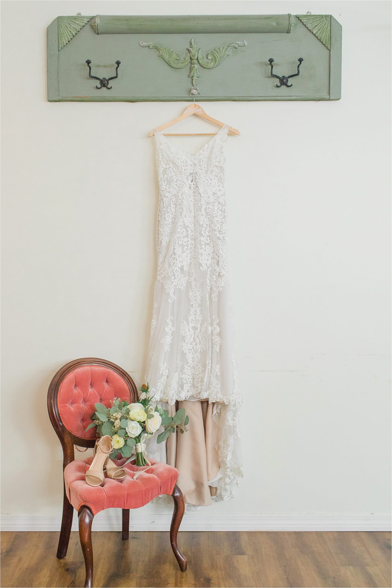 lace-bohemian-wedding-dress-antique-details-alabama-wedding-photographer