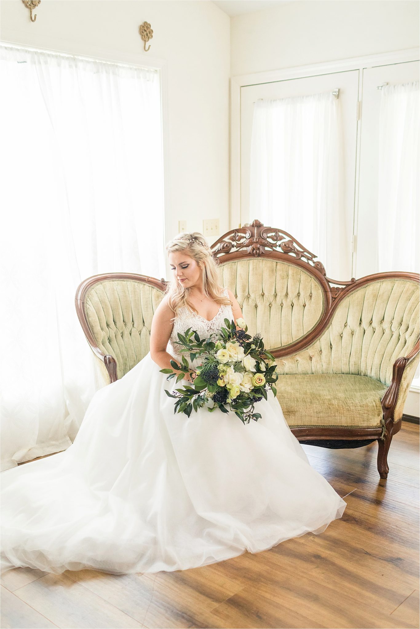 vintage-bridal-portraits-photos-bride-yellow-ivory-white-bouquet