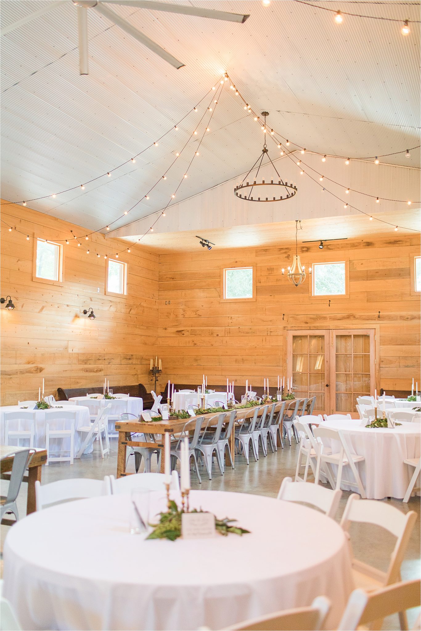 wedding-reception-alabama-venue-barn-hanging-lights-tables
